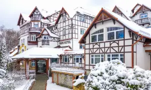 Wintertraum im Park Hotel. Schneebedeckte Fachwerkhäuser laden zum Verweilen ein. Ein idyllischer Ort, der an ein Märchen erinnert.