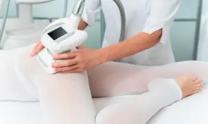 Zabieg endermologii na uda. Kiedy efekty? Widoczna głowica urządzenia masująca skórę przez specjalną odzież.