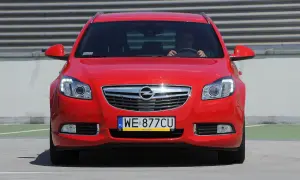 Czerwony Opel Insignia z tablicą WE 877CU. Poznaj jego imponujące opel insignia wymiary i styl.