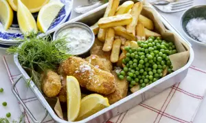 Krispigt friterad fisk med pommes frites, ärtor, citron och dill. Perfekt snabb mat för en härlig måltid.