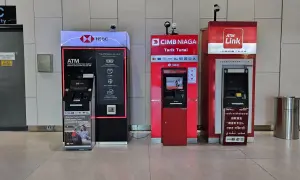 Cztery bankomaty: HSBC, CIMB NIAGA, ATM Link i jeden nieznany. Wiele walut na Bali można wypłacić z tych bankomatów.