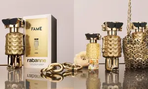 Złote flakony perfum FAME od Rabanne, ozdobione łuskami, przyciągają wzrok. Luksusowy dodatek dla każdej kobiety.