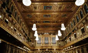 Złota sala koncertowa w Wiedniu, przygotowana na koncert noworoczny. Wspaniałe zdobienia, kryształowe żyrandole i organy tworzą magiczną atmosferę.