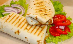 Jak zrobić kebab w tortilli - prosty przepis na smaczny obiad