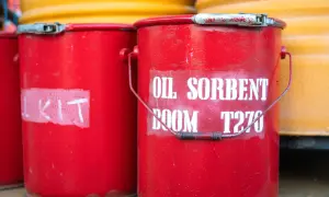 Czerwone wiadra z napisem "OIL SORBENT BOOM T270" i "KIT" gotowe do użycia. Dysperbent czeka na akcję.