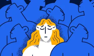 Eine Frau mit blonden Haaren und traurigem Gesichtsausdruck steht inmitten einer blauen Masse von Menschen, die sie zu ignorieren scheinen.