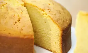 En saftig glutenfri tårtbotten, perfekt för att skapa din drömtårta. Lätt och luftig!