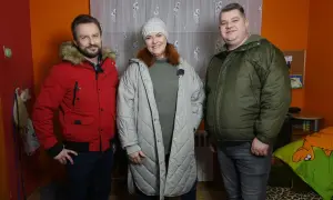 Trzy osoby stoją w pokoju. Mężczyzna w czerwonej kurtce, kobieta w szarej i mężczyzna w zielonej. To nasz nowy dom, Arek nie żyje.