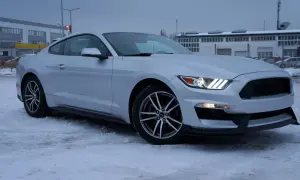 Srebrny Mustang 2.3 Ecoboost na śniegu, gotowy na zimowe wyzwania.
