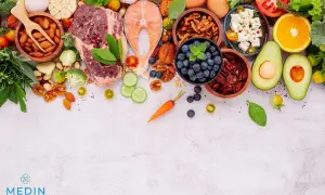 Zdrowe jedzenie dzień przed gastroskopią: łosoś, wołowina, jagody, orzechy, awokado, warzywa.
