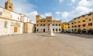 Piazza del Popolo a Grosseto: cosa vedere il Duomo, il Palazzo Aldobrandeschi e gli edifici colorati.