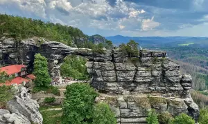 Felsentor in Böhmischer Schweiz, Tschechien. Naturwunder mit Wanderweg und Ausblick.