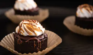 Pyszne muffinki brownie z pianką marshmallow i polewą czekoladową, idealne na deser.