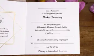 Zaproszenie na Komunię Świętą dla Matki Chrzestnej. Wzór zaproszenia pokazuje, jak pisać zaproszenie, z miejscem na datę i godzinę uroczystości.