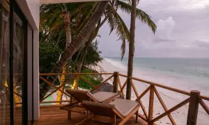 Relaks na tarasie z widokiem na plażę i ocean. Dwa leżaki czekają na gości, którzy chcą poczuć klimat pili pili zanzibar.