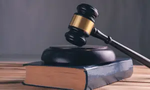 Młotek sędziowski na księdze, symbol prawa. Czy rodzeństwo dziedziczy po sobie zgodnie z prawem?