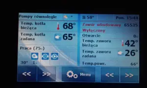 Wyświetlacz kotła na ekogroszek: temperatura kotła 68°C, zadana 65°C. Temperatura spalin w kominie nie jest widoczna, ale temperatura zaworu wynosi 42°C.