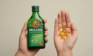 Dłoń trzyma butelkę Möller's Tran Norweski, a druga dłoń garść kapsułek z omega-3.