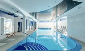 Wypoczynek w hotelach z basenem nad morzem tanio? Ten basen w hotelu zaprasza do relaksu.