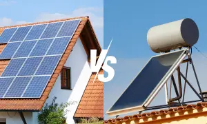 Confronto tra pannelli solari fotovoltaici sul tetto di una casa e un pannello solare termico con serbatoio.