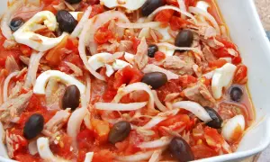 Ensalada murciana con tomate, cebolla, atún, huevo duro y aceitunas negras. Un plato fresco y lleno de sabor.