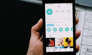 Na ekranie telefonu widać profil Pexels. Nie widać, kto wyświetla wyróżnione relacje.