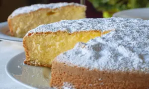Una soffice torta paradiso, cosparsa di zucchero a velo, pronta per essere gustata.