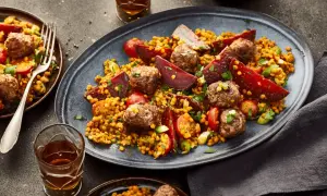 Herzhafter rote Linsen Salat mit Fleischbällchen, Rote Bete und Kirschtomaten. Ein Gericht, das satt und glücklich macht.