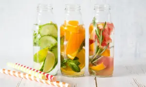 Orzeźwiająca woda z owocami: ogórek i limonka, pomarańcza z miętą, grejpfrut z rozmarynem. Kolorowe słomki zachęcają do spróbowania.