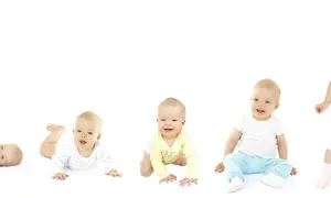 Pięć niemowląt w różnym wieku i pozycjach na białym tle.