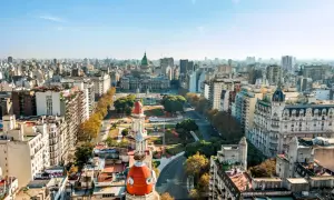 Vy över Buenos Aires med dess arkitektur och gröna torg.