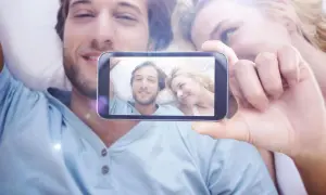 Para dowodzi, jak się zakochać, robiąc sobie selfie w łóżku.