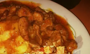 Gulasz z łopatki w sosie własnym, podany z ziemniakami i surówką. Pyszne, domowe danie.