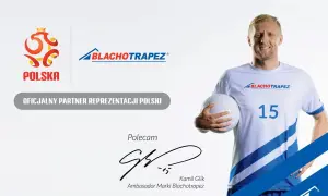 Kamil Glik, ambasador marki Blachotrapez, prezentuje piłkę. Blachotrapez to oficjalny partner reprezentacji Polski.