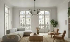 Elegante sala de estar con sofá gris, mesa de centro de madera y dos sillones de cuero. La decoración de casas se realza con grandes ventanales y estanterías.