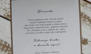 Weroniko, przyjmij życzenia na 18 urodziny! Niech życie będzie bogate w doświadczenia i spełnione marzenia. Udanego kroku w dorosłe życie!