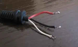 Który kabel to plus w zasilaczu? Sprawdź zanim podłączysz!