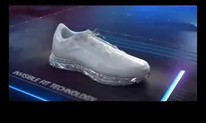 Biały but sportowy z przezroczystą podeszwą, prezentujący technologię GORE-TEX INFINIUM.