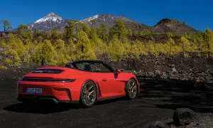 Czerwony kabriolet Porsche GT3 na tle gór i żółtych drzew. Czy to najładniejsze auto na świecie?