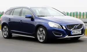 Niebieskie Volvo V60 w ruchu drogowym. Wiele pozytywnych volvo v60 opinie potwierdza jego wszechstronność.