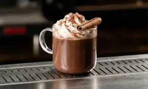 Varm choklad med vispgrädde och kanelstång, en härlig drink med rom.