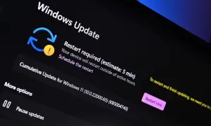 Ekran Windows Update z komunikatem "Restart required". Jeśli chcesz cofnąć aktualizację Windows 11, sprawdź opcje historii aktualizacji.
