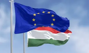Flaga UE i Węgier powiewają na wietrze. Czy na Węgrzech można płacić euro? Oficjalnie nie, ale Unia Europejska to symbol wspólnoty.