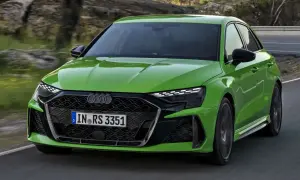 Jaskrawozielone Audi RS3 na drodze. Sprawdź aktualną audi rs3 cena i możliwości tego sportowego auta.