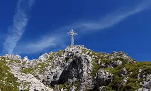 Czy krzyż na Giewoncie jest oświetlony? Ważne daty i tradycje