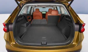 Przestronny skoda kodiaq bagażnik z brązową tapicerką siedzeń, gotowy na podróż.