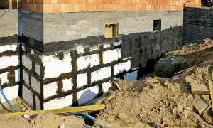 Nowe ściany w piwnicy z izolacją przeciwwilgociową i drenarską. To świetny pomysł na ściany w piwnicy, zapewniający ochronę przed wilgocią.