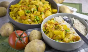 Herzhaftes Gericht mit Kartoffeln, Erbsen und Kohl, erinnert an bremer scheerkohl. Daneben Reis und frische Zutaten.