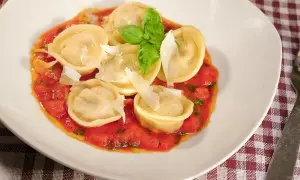 Z czym podawać tortellini z szynką, aby zachwycić gości?