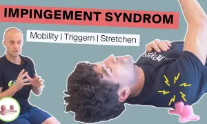 Mann mit Schulterschmerzen, der ein Impingement Syndrom behandelt. Übungen für Mobilität, Triggerpunkte und Dehnung.